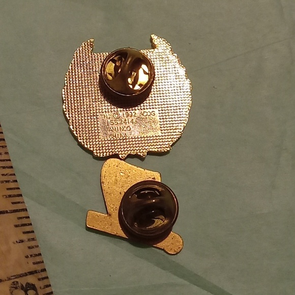 Lot of 9 Vintage Pins Keychains - Picture 4 of 13